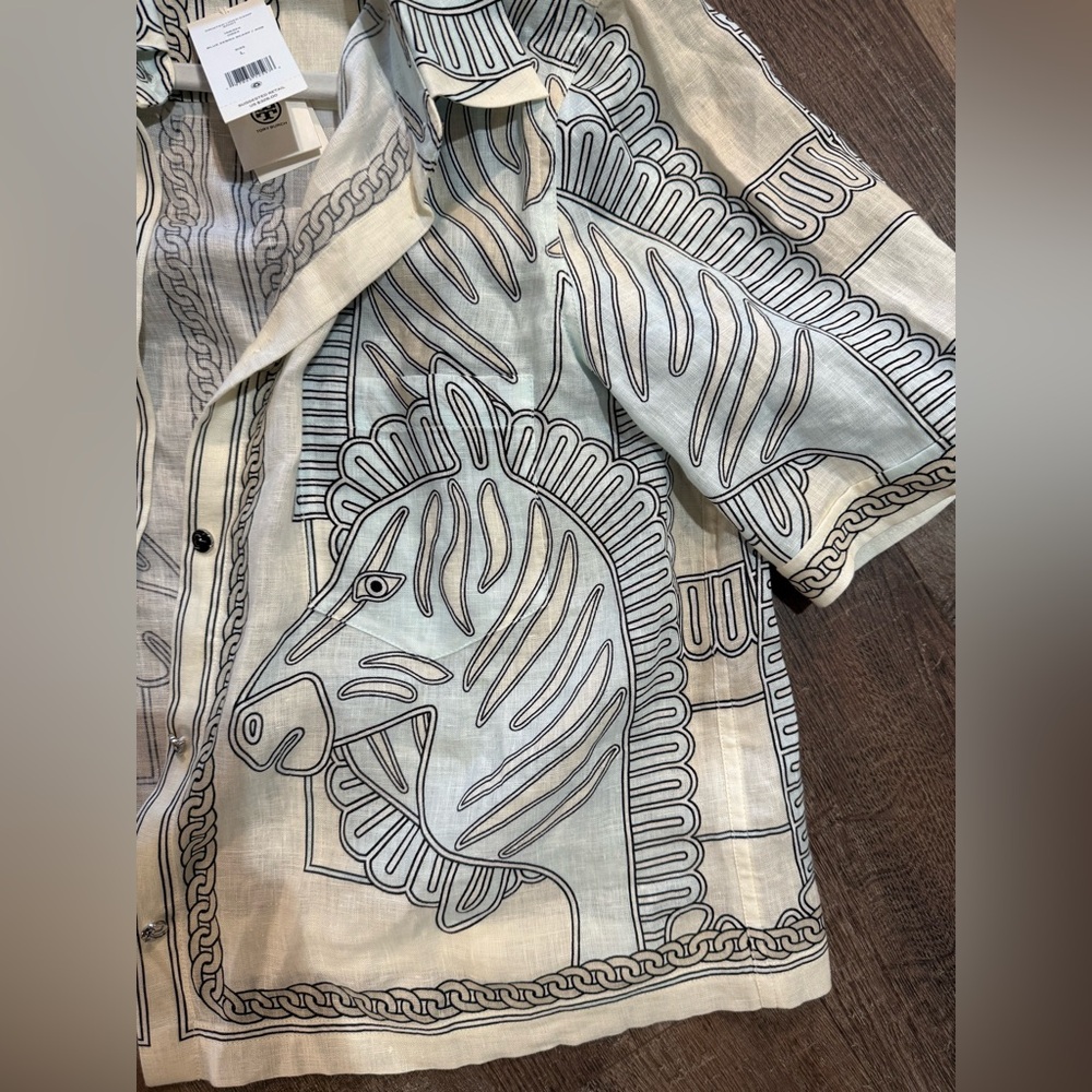 Women’s printed camp shirt. NWT. Size Large - Picture 4 of 5